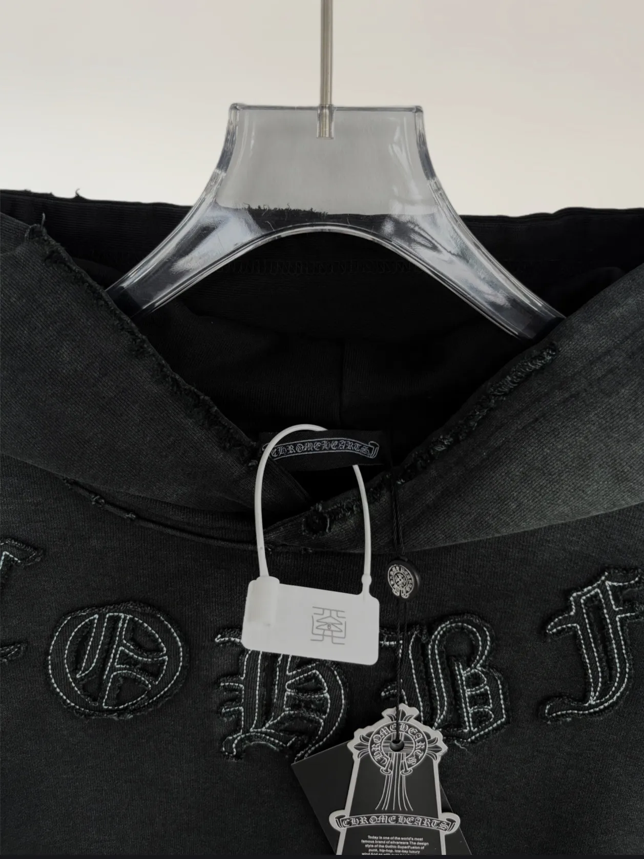 P340 [Higher version] Chrome Hearts*Chrome heart patch embroidered horseshoe logo‼ ️Hooded sweatshirt *Made of 430g pure cotton sweatshirt fabric with double yarns. The fabric is woven with double yarns and twisted together. The strength is 40% higher than that of single yarns, forming a three-dimensional texture similar to the texture of tripe. It not only maintains the moisture absorption and breathability of pure cotton, but also achieves "softness and not collapse" through double yarn thickening. The whole strip of Maliu scanning spray technology uses the washing process to produce a natural fading effect in parts, and the os version has a more lazy and loose feeling. *Laser burnt patch embroidery➕Frayed process: micro-label on the chest patch, large logo horseshoe pattern on the back, heavy laser burnt three-dimensional patch embroidery pattern design, washed and frayed, and the overall garment presents a lazy style. *Whether it is daily outings or sports and fitness, you can show your trendy attitude and become the focus of the street. Same style for men and women 𝐂𝐎𝐋𝐎𝐔𝐑: white, blue, black 𝐒𝐈𝐙𝐄: S-XL